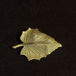 VTG Leaf Goldtone Pin Brooch 1"